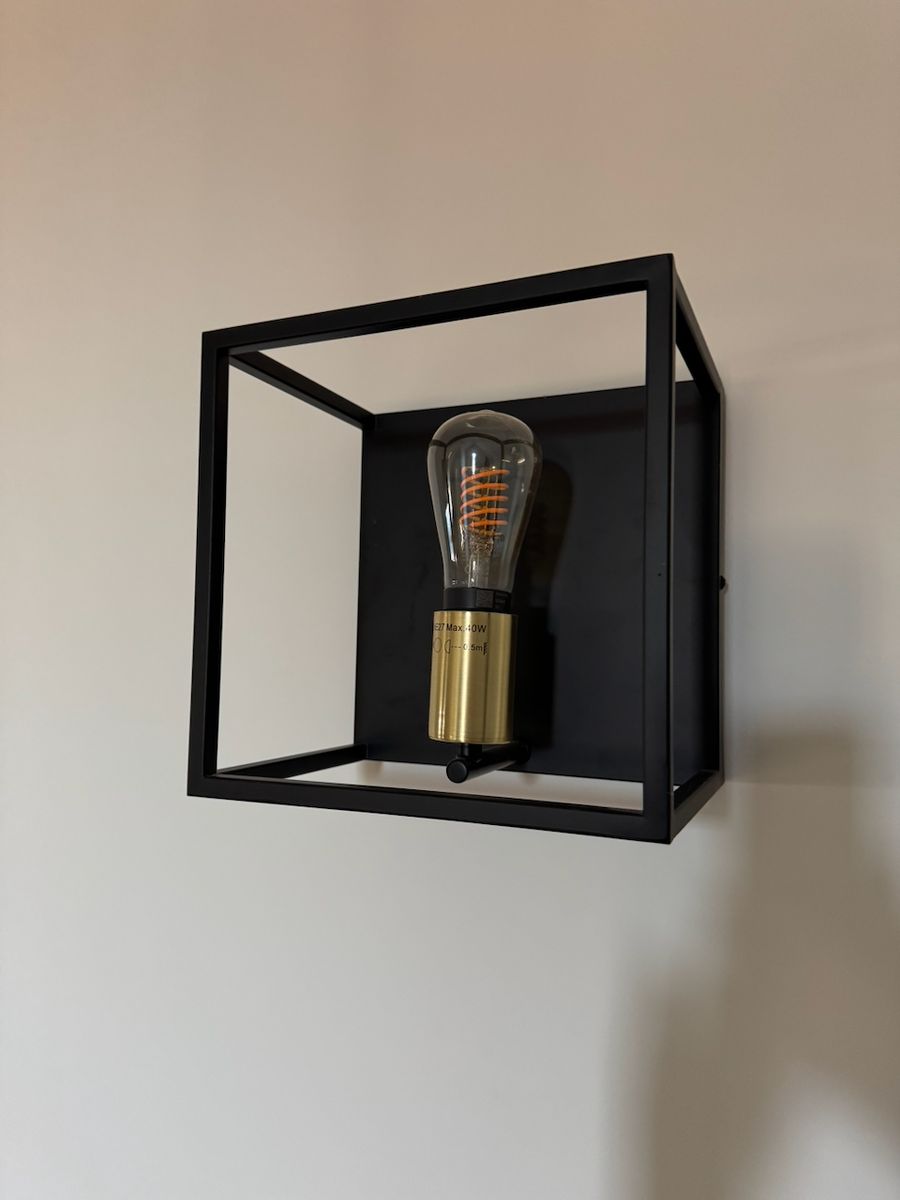 Zwarte kubus wandlamp – foto 1