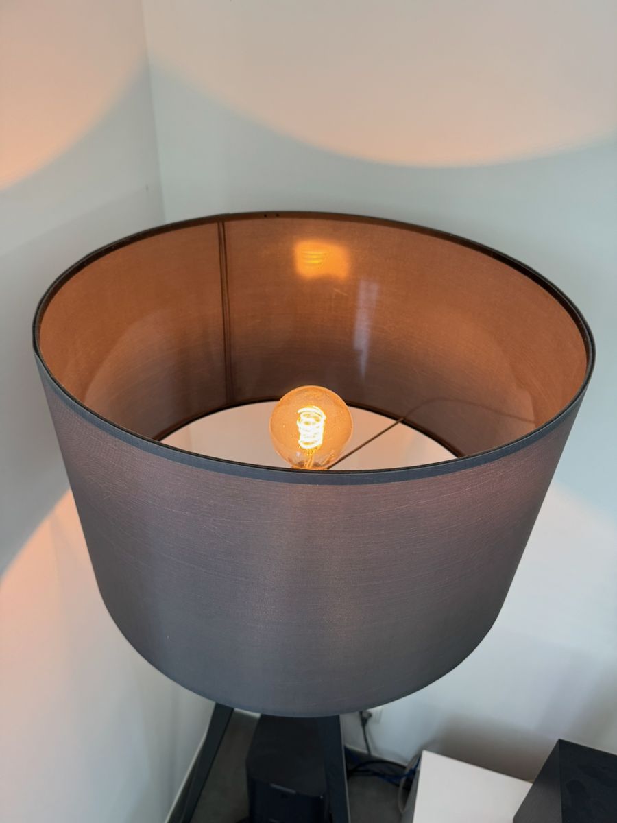 Driepoot vloerlamp – grijze kap – foto 1