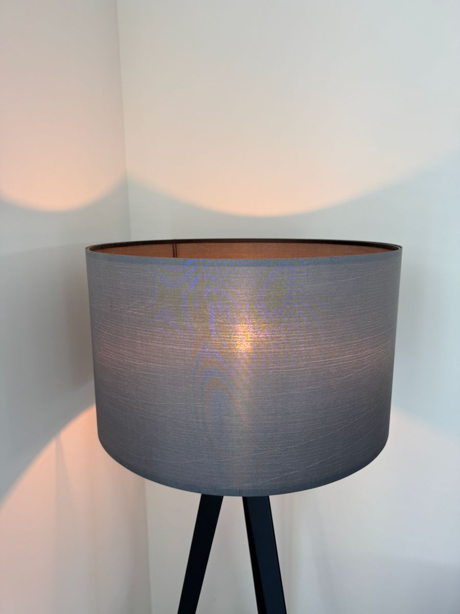 Driepoot vloerlamp – grijze kap – foto 2