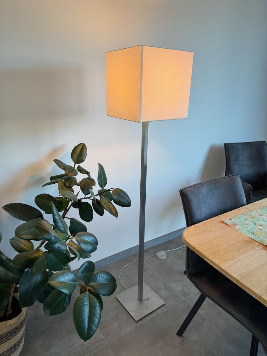 Vloerlamp – vierkante witte kap – foto 1